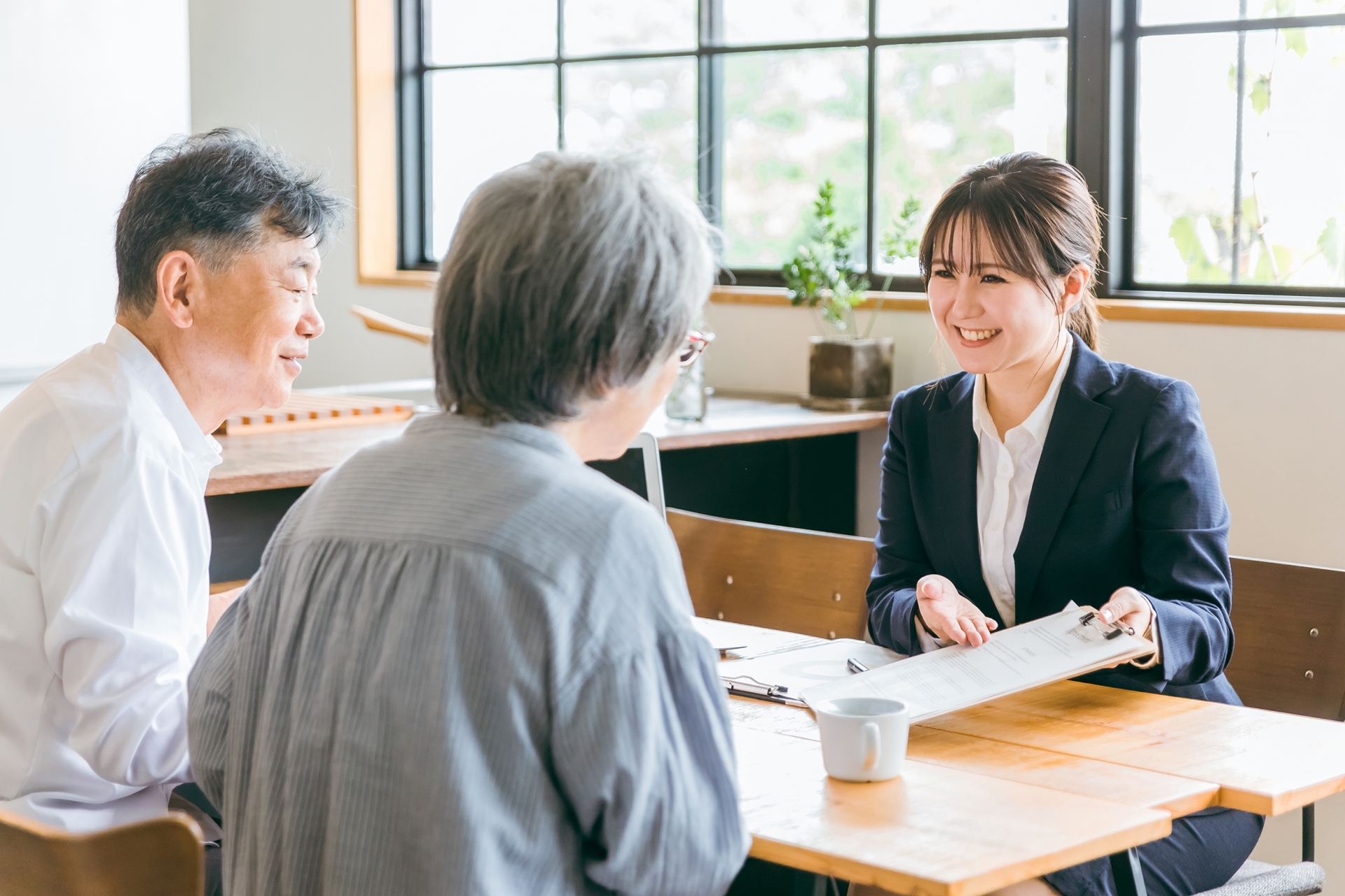 説明をする女性