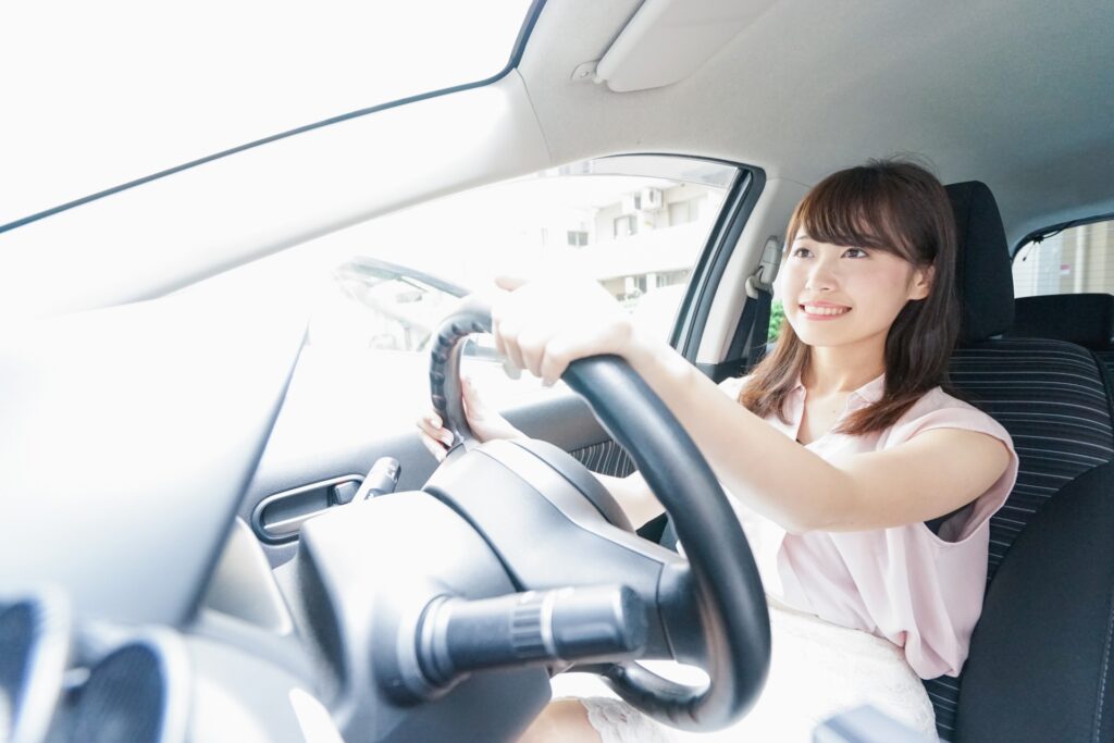 車を運転する女性の画像